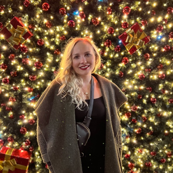 Meet your Posher, Amanda - Picture 3 of 3